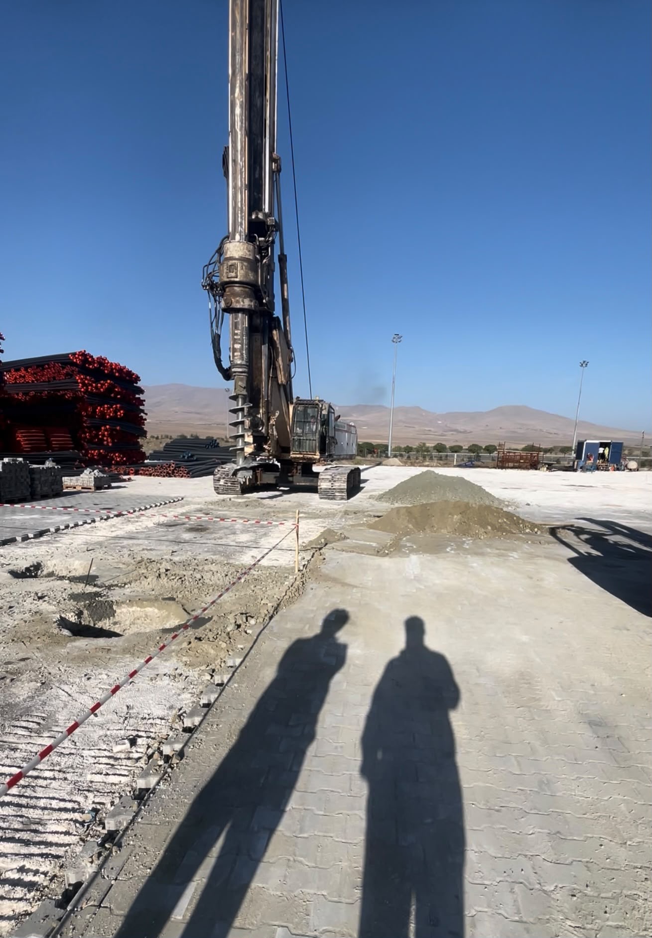 Niğde merkez Ekinci Ziraat ek bina şantiyesinde temel altı fore kazık çalışması
